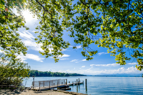 Holzsteg am Ufer des Ammersees
