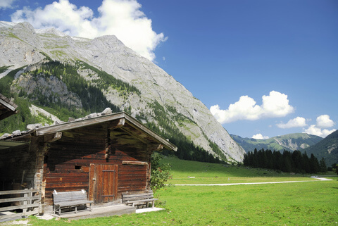 Urlaub mit Hund in Tirol - urige Berghütte